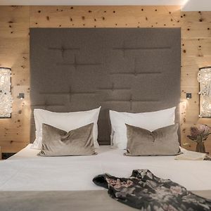 Zimmer mit Kingsize-Bett